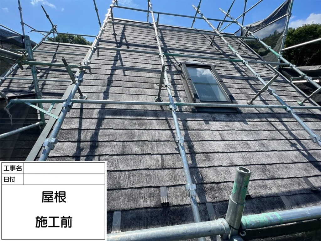施工前の屋根のお写真です。<br />
経年劣化によるカビやコケが目立ちます。